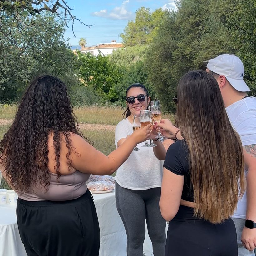 Brindis de bienvenida en un evento de Solo Vuela